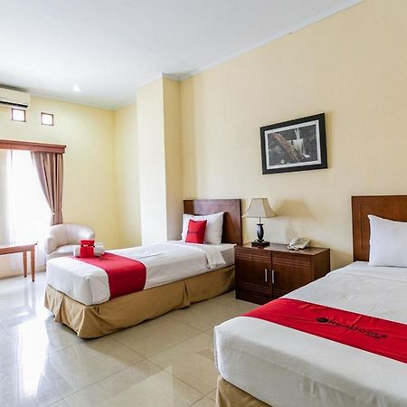 Reddoorz Plus Near Alun Alun Karanganyar Surakarta  Ngoại thất bức ảnh