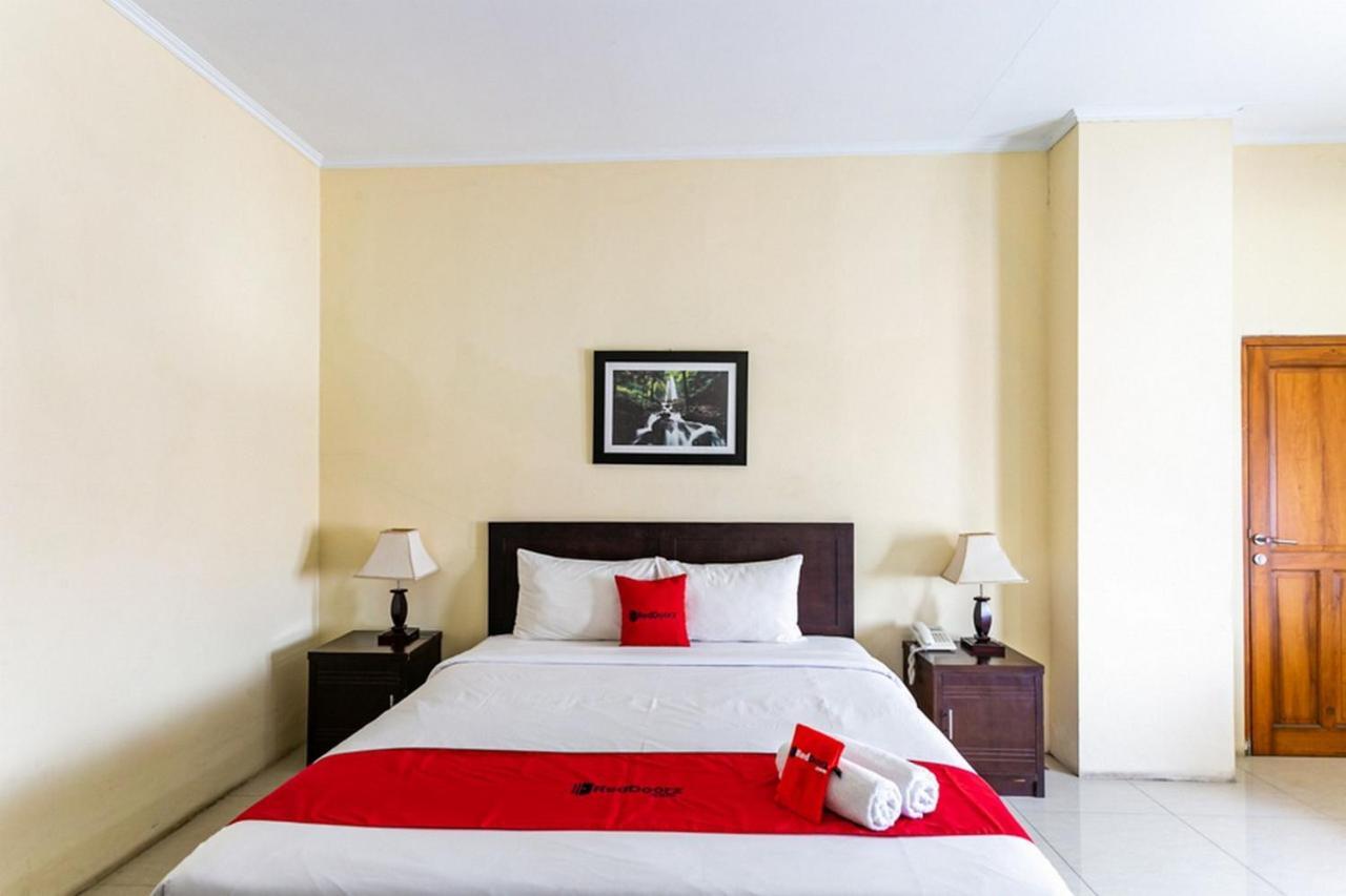 Reddoorz Plus Near Alun Alun Karanganyar Surakarta  Ngoại thất bức ảnh