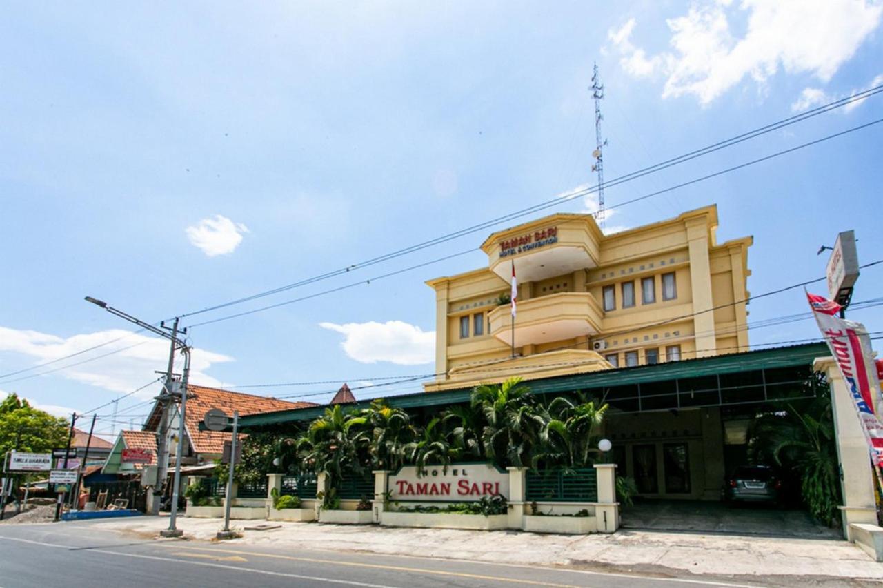 Reddoorz Plus Near Alun Alun Karanganyar Surakarta  Ngoại thất bức ảnh