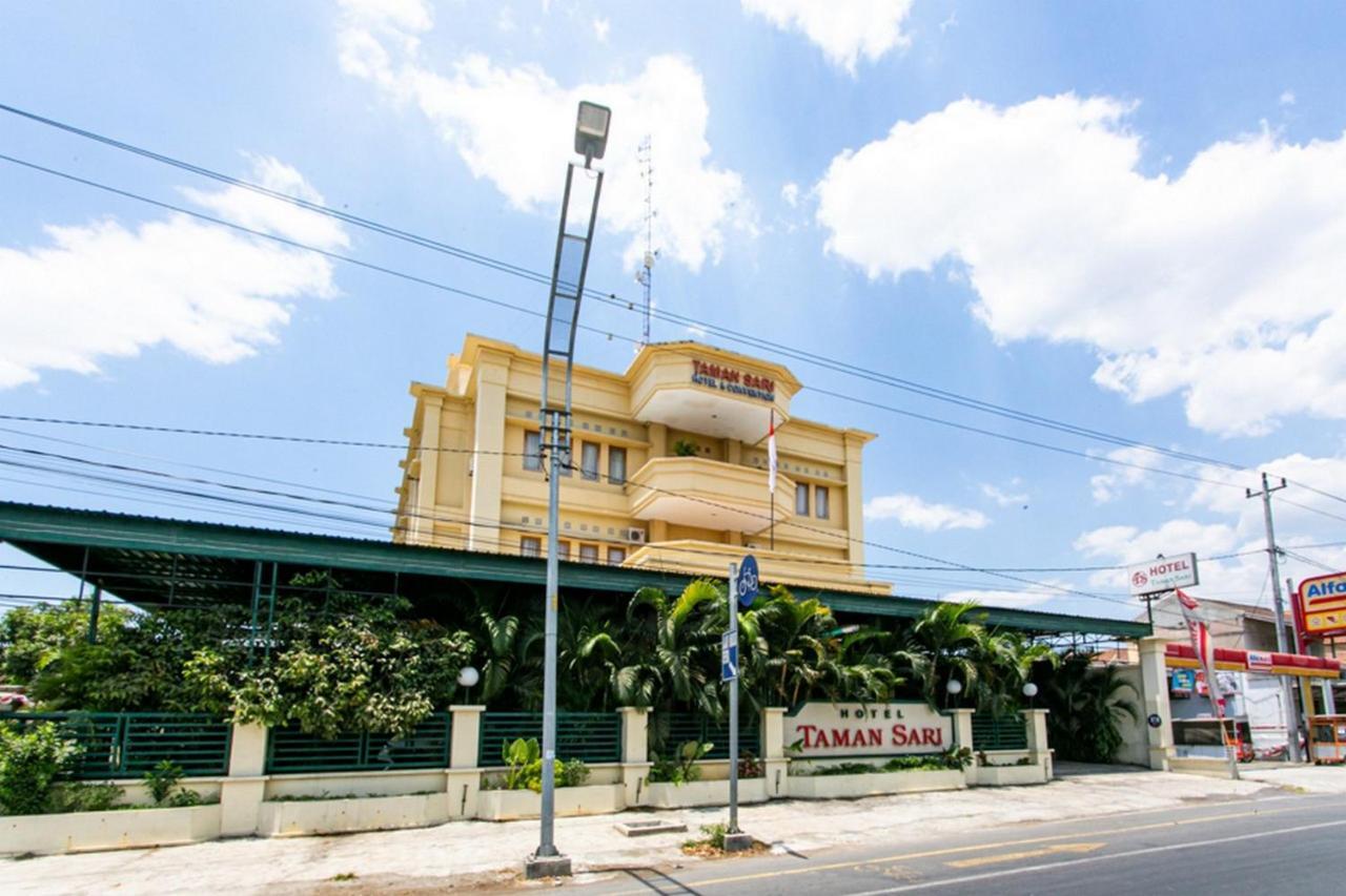 Reddoorz Plus Near Alun Alun Karanganyar Surakarta  Ngoại thất bức ảnh