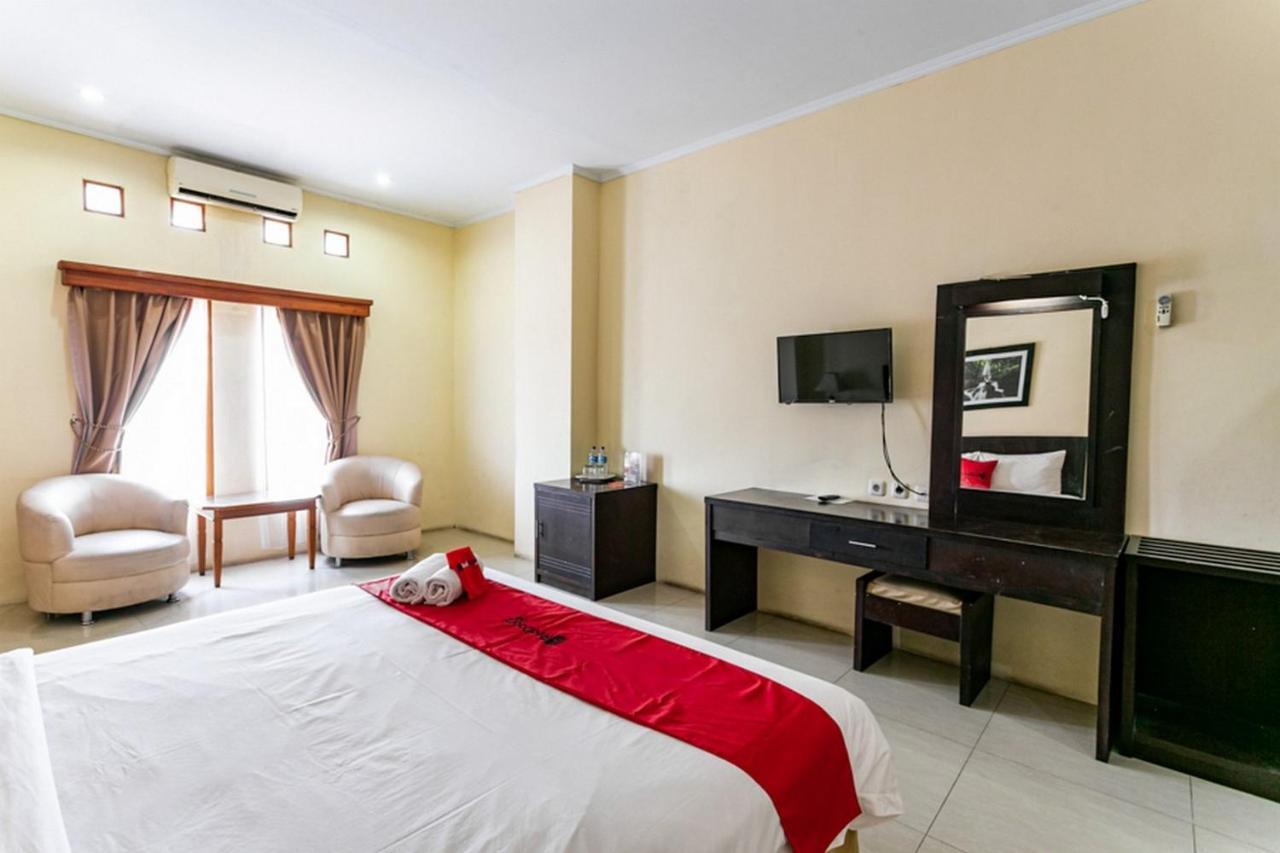 Reddoorz Plus Near Alun Alun Karanganyar Surakarta  Ngoại thất bức ảnh