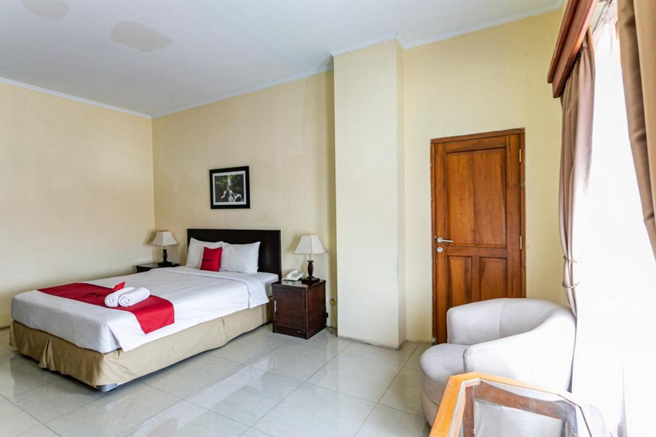 Reddoorz Plus Near Alun Alun Karanganyar Surakarta  Ngoại thất bức ảnh