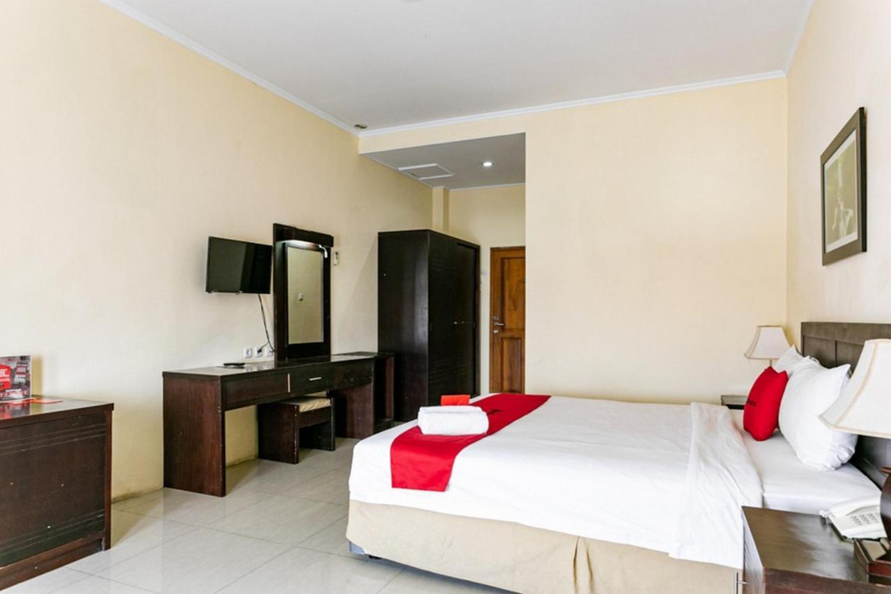 Reddoorz Plus Near Alun Alun Karanganyar Surakarta  Ngoại thất bức ảnh