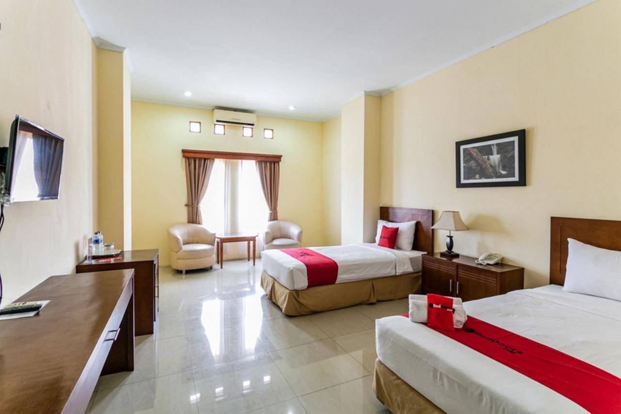 Reddoorz Plus Near Alun Alun Karanganyar Surakarta  Ngoại thất bức ảnh
