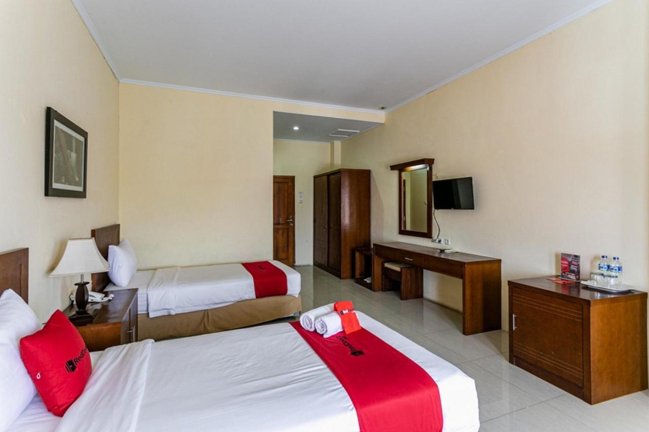Reddoorz Plus Near Alun Alun Karanganyar Surakarta  Ngoại thất bức ảnh