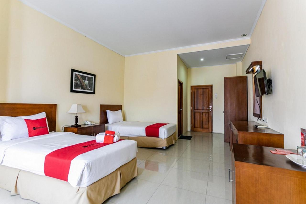 Reddoorz Plus Near Alun Alun Karanganyar Surakarta  Ngoại thất bức ảnh