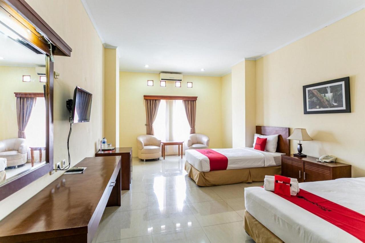 Reddoorz Plus Near Alun Alun Karanganyar Surakarta  Ngoại thất bức ảnh