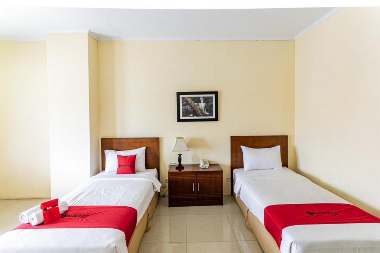 Reddoorz Plus Near Alun Alun Karanganyar Surakarta  Ngoại thất bức ảnh