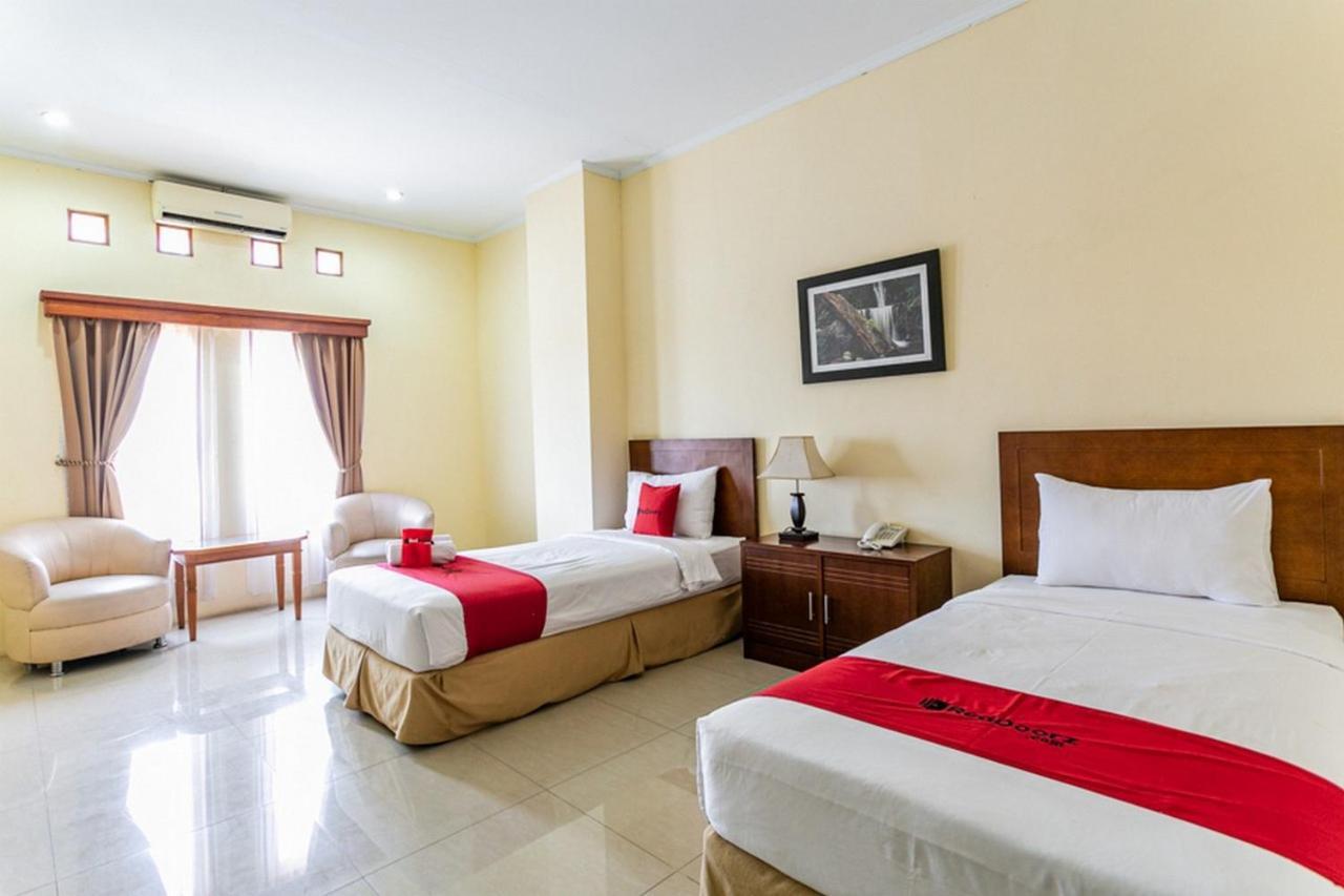 Reddoorz Plus Near Alun Alun Karanganyar Surakarta  Ngoại thất bức ảnh