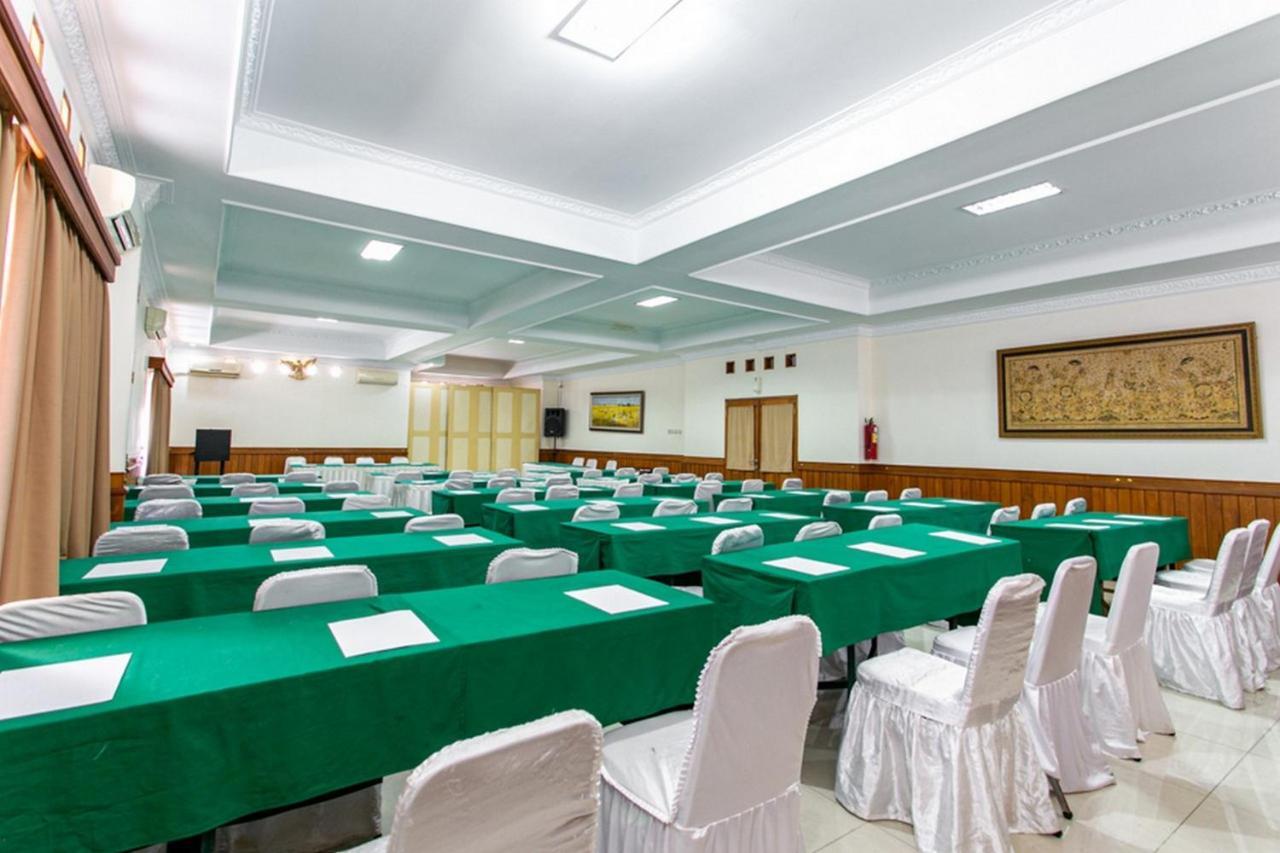 Reddoorz Plus Near Alun Alun Karanganyar Surakarta  Ngoại thất bức ảnh