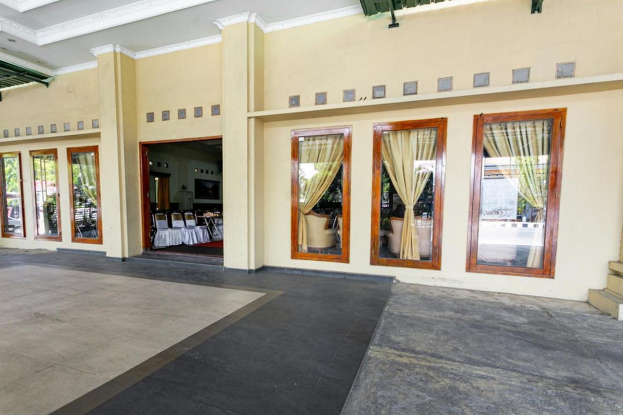 Reddoorz Plus Near Alun Alun Karanganyar Surakarta  Ngoại thất bức ảnh