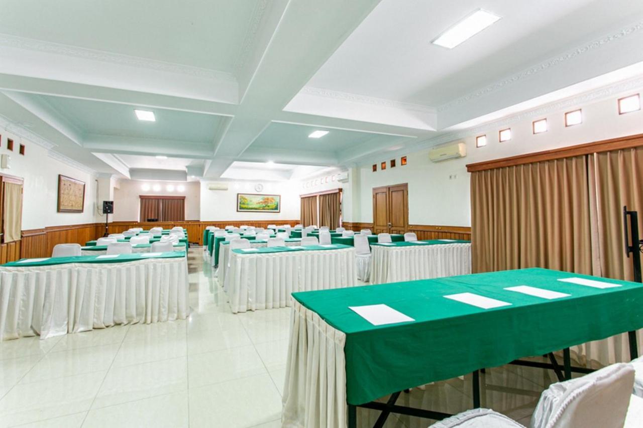 Reddoorz Plus Near Alun Alun Karanganyar Surakarta  Ngoại thất bức ảnh