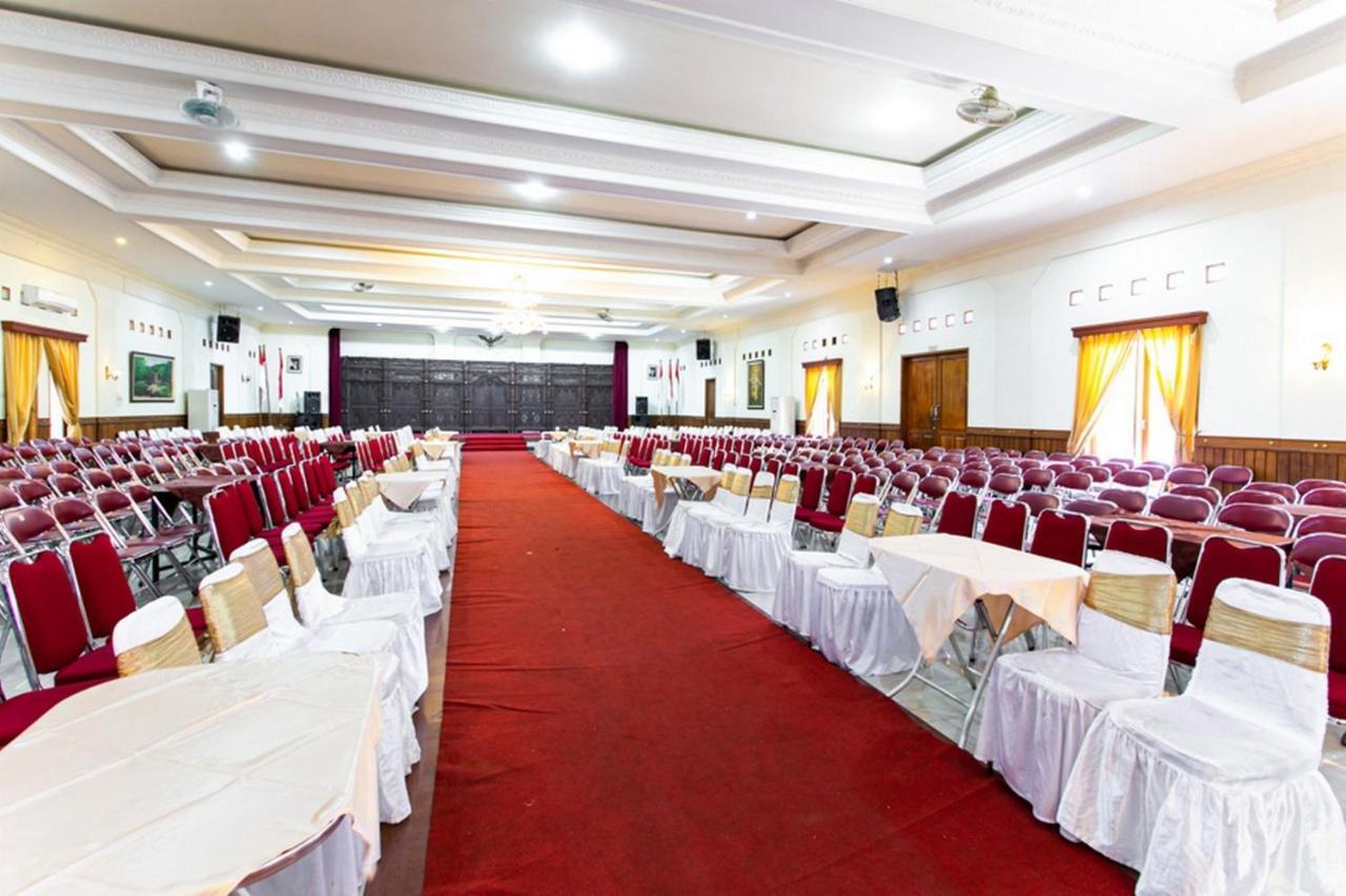 Reddoorz Plus Near Alun Alun Karanganyar Surakarta  Ngoại thất bức ảnh
